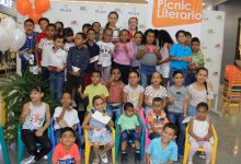El Picnic Literario, fue una actividad de integración familiar que, a través de la lectura en voz alta y ejercicios de lectura mental, motivó a los niños entre tres y 14 años y a sus padres, por espacio de dos horas, a navegar en historias, sumergirse en cuentos, cambiar los entornos y viajar con cada texto que leían.