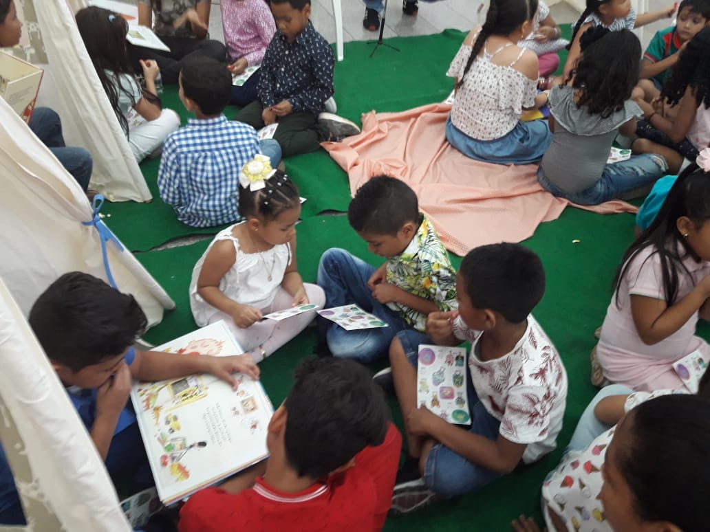 Los niños se divirtieron leyendo, declamando poesía e interactuando con otros menores en torno a la literatura.