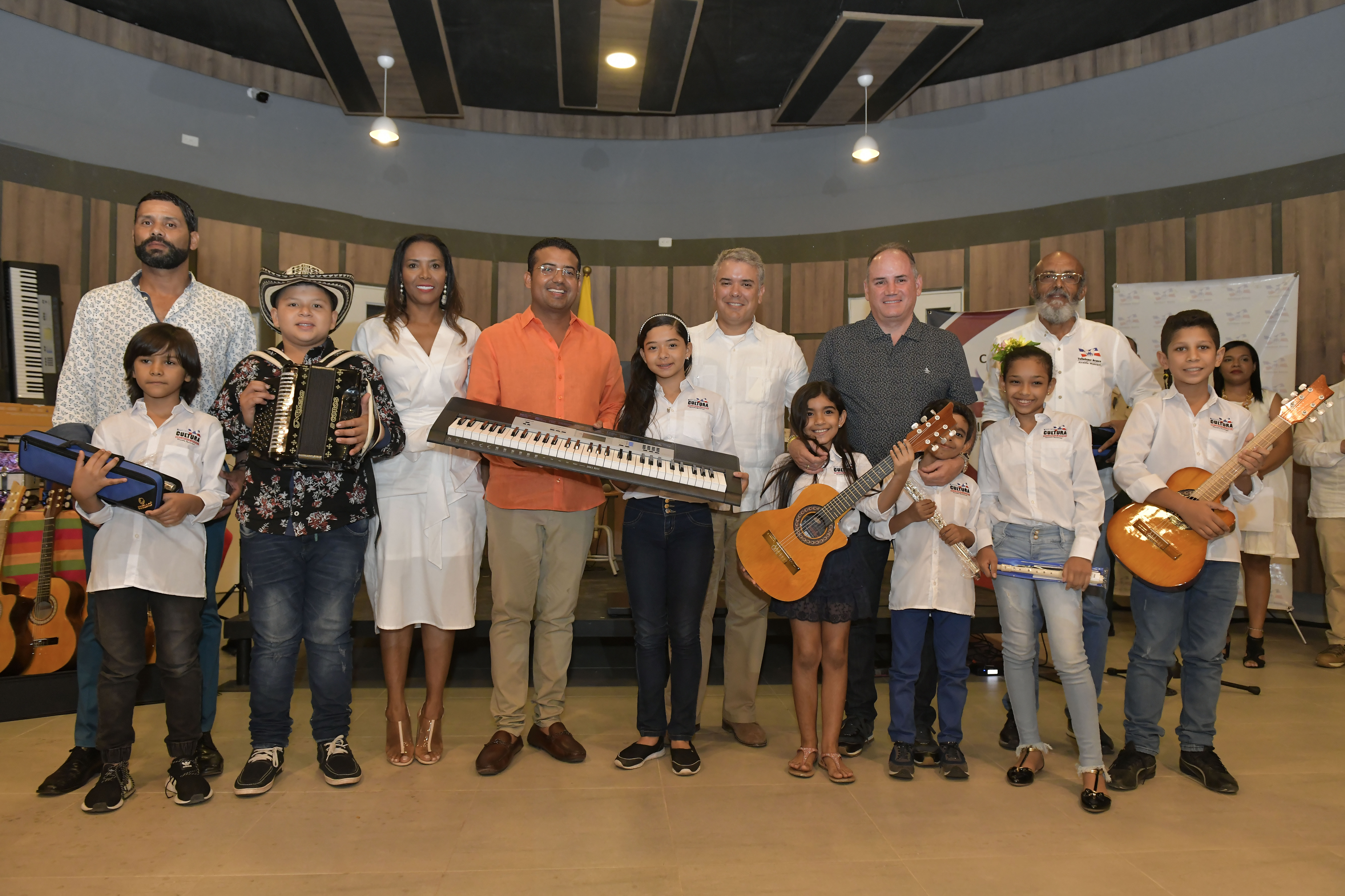 La Escuela Municipal de Formación Artística y Musical Leonardo Gómez Jr., de Valledupar, recibió este viernes al Presidente Iván Duque, quien llegó con instrumentos para los futuros artistas.