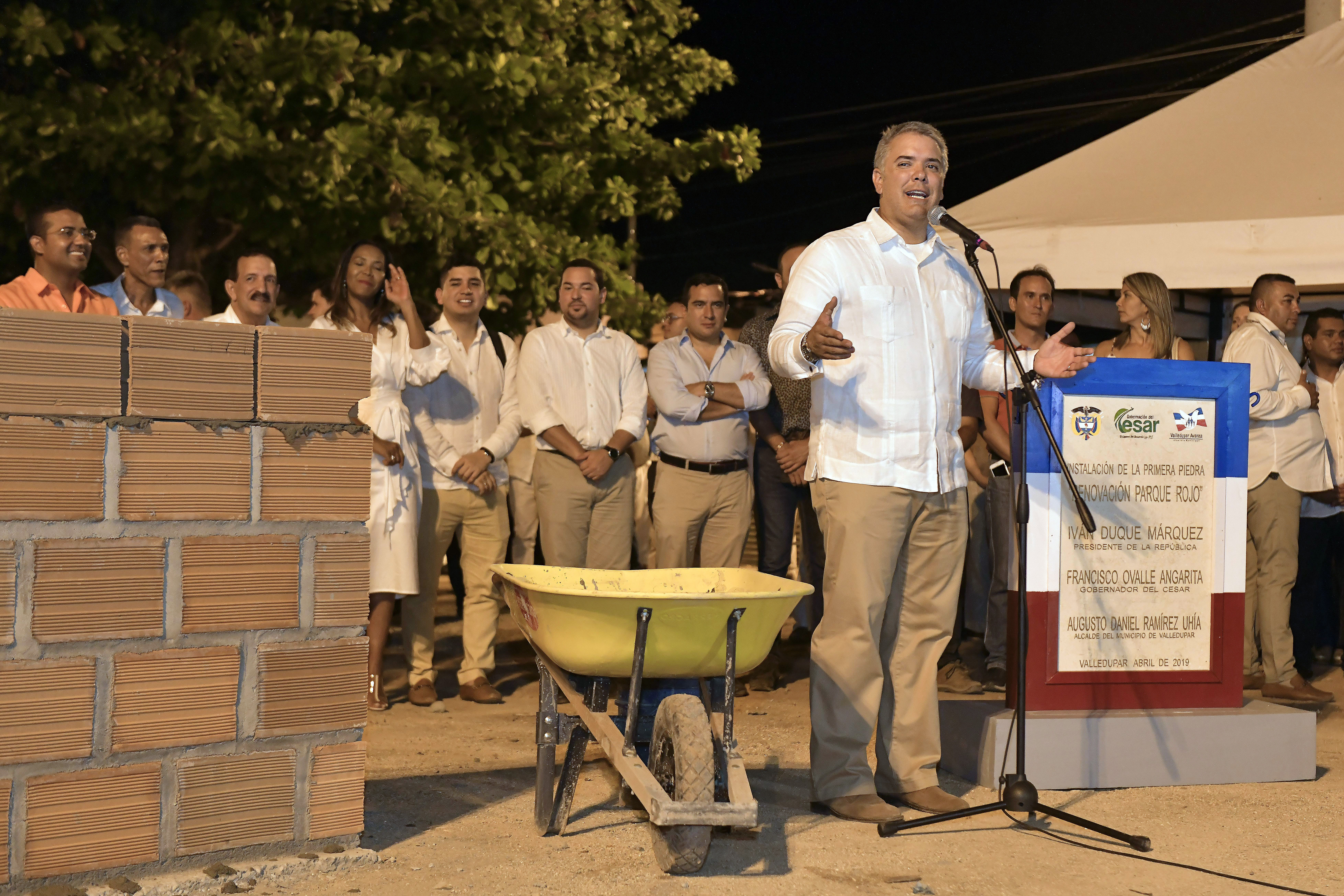 Este viernes, en su visita a Valledupar, el Presidente Iván Duque colocó la primera piedra del parque del barrio Sicarare, que hará un homenaje al fallecido artista vallenato Rafael Orozco.