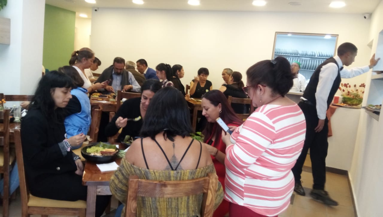 Estas delicias gastronómicas de la región se integran al ajiaco santafereño, cocido boyacense, aborrajado, chuleta valluna, mute santanderaeno que se puede degustar en Atavico, primer restaurante liderado por mujeres víctimas del conflicto armado.