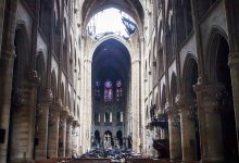 Un agujero en el domo dentro de la catedral de Notre Dame en París el martes 16 de abril de 2019. Los bomberos lograron sofocar el martes el incendio de más de 12 horas que afectó Notre Dame que acabó con su techo y aguja pero no afectó los campanarios ni la corona de espinas. (Christophe Petit Tesson, Pool vía AP)