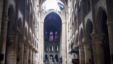 Un agujero en el domo dentro de la catedral de Notre Dame en París el martes 16 de abril de 2019. Los bomberos lograron sofocar el martes el incendio de más de 12 horas que afectó Notre Dame que acabó con su techo y aguja pero no afectó los campanarios ni la corona de espinas. (Christophe Petit Tesson, Pool vía AP)