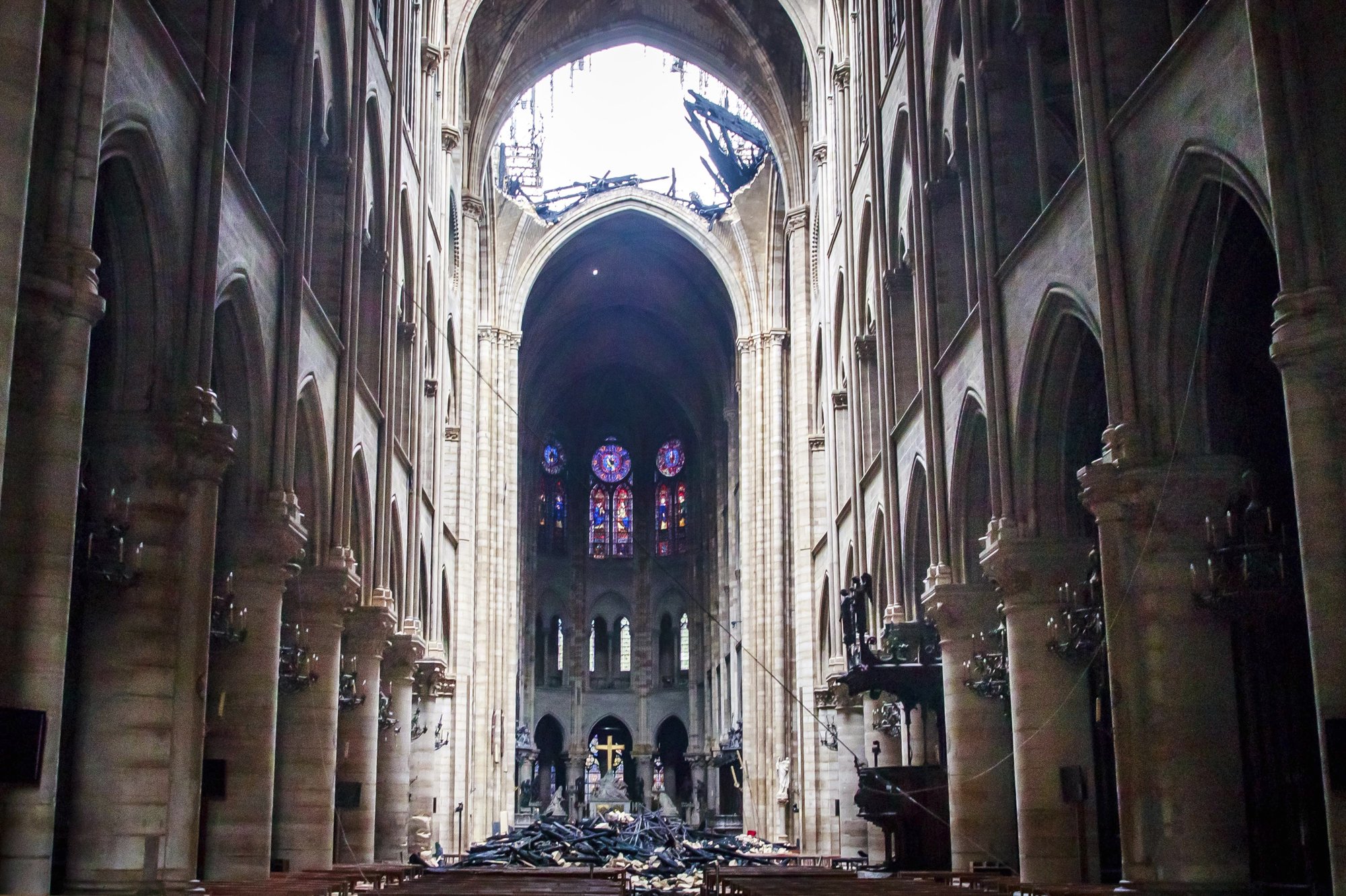 Un agujero en el domo dentro de la catedral de Notre Dame en París el martes 16 de abril de 2019. Los bomberos lograron sofocar el martes el incendio de más de 12 horas que afectó Notre Dame que acabó con su techo y aguja pero no afectó los campanarios ni la corona de espinas. (Christophe Petit Tesson, Pool vía AP)