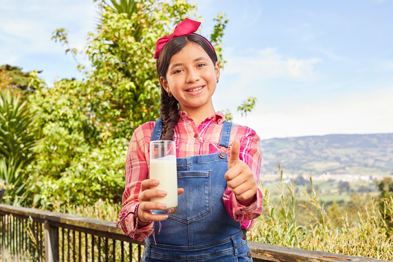 La leche es esencial en la alimentación de los niños y de los adultos, especialmente durante los primeros 25 o 30 años que es cuando se forma la masa ósea y esta proteína es la principal fuente.