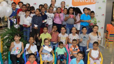 El Picnic Literario, fue una actividad de integración familiar que, a través de la lectura en voz alta y ejercicios de lectura mental, motivó a los niños entre tres y 14 años y a sus padres, por espacio de dos horas, a navegar en historias, sumergirse en cuentos, cambiar los entornos y viajar con cada texto que leían.