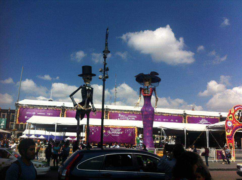 La fotografía corresponde a la feria del año pasado donde se colocaron estas esculturas en la entrada principal.